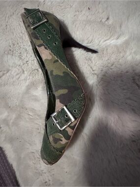 naughty monkey Camo Green Buckle Pointed Heels